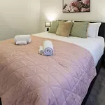 Chic Cbd Townhouse 2 Bed 2 Bath